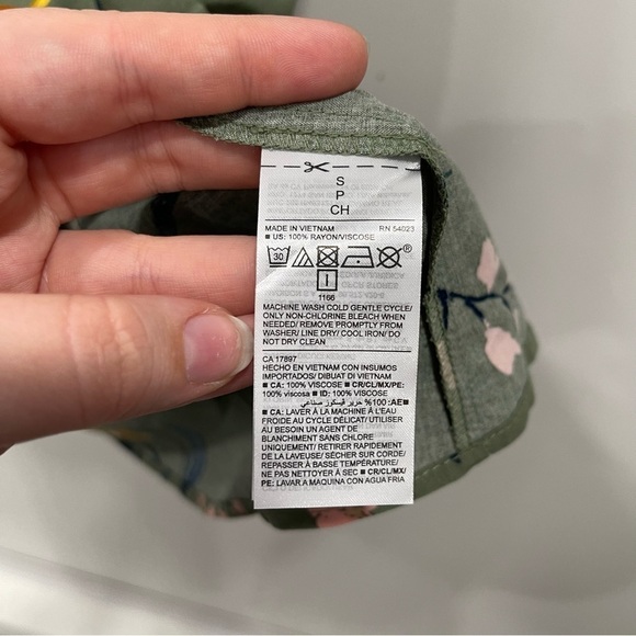 Old Navy Flutter Sleeve V-Neck Floral Top Women’s Small Green - Picture 7 of 8